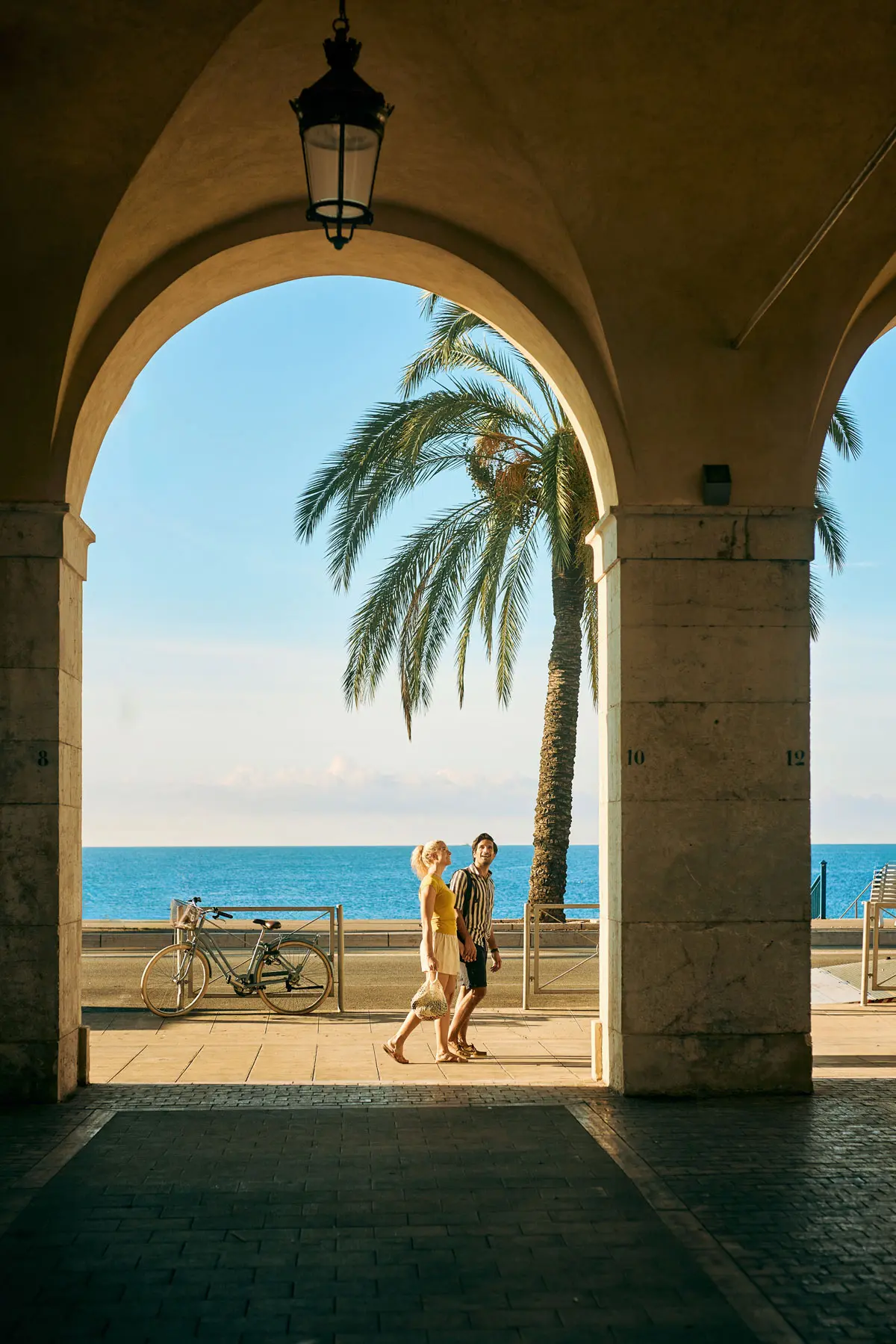Vue sous les arches vers la mer de Nice