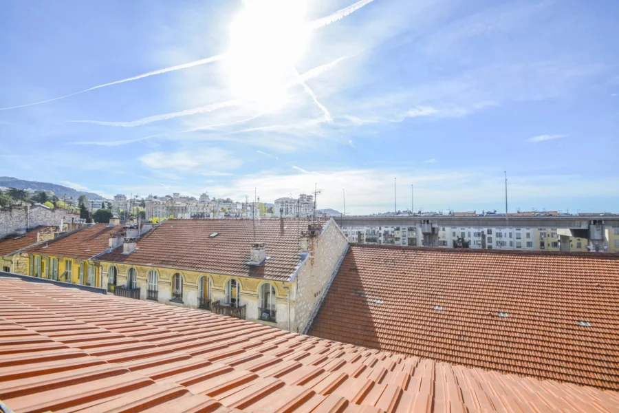 MANSARDE 2 PIECES DERNIER ETAGE  – RUE MARCEAU – NICE