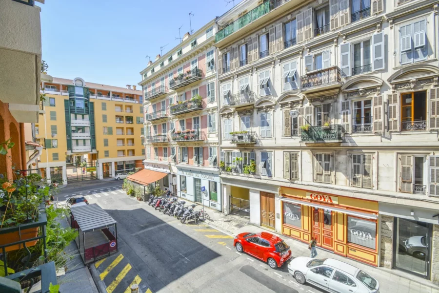 GRAND F1 avec coin nuit – RUE LASCARIS – NICE LE PORT