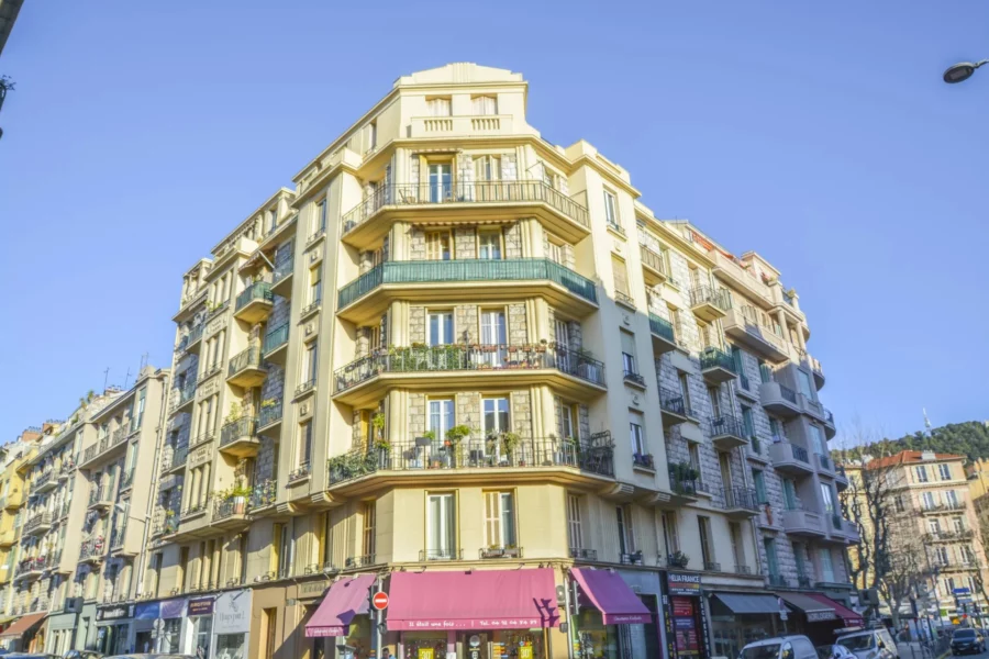 2 PIECES A RENOVER – LE PORT – NICE