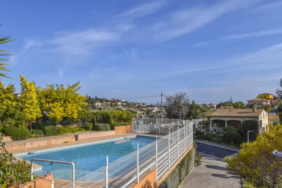 APPARTEMENT 3 PIÈCES 58 m²  Jardin – Cave – PISCINE – ST PIERRE DE FERIC – NICE