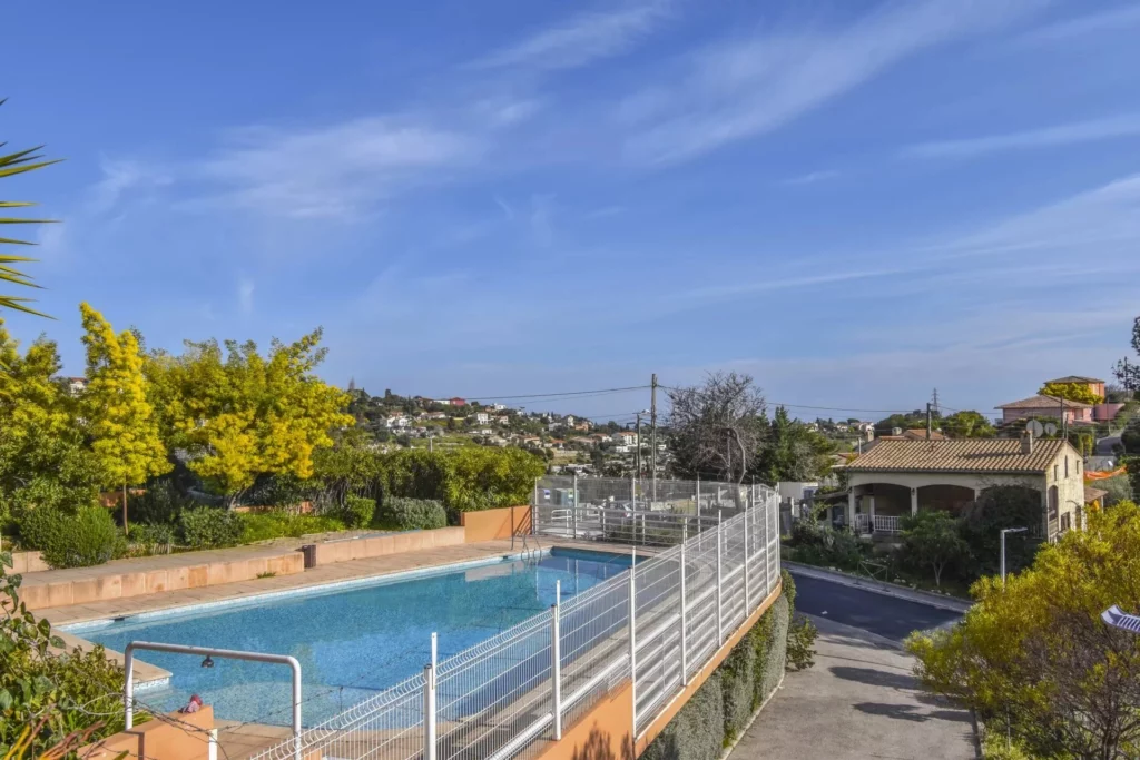 APPARTEMENT 3 PIÈCES 58 m²  Jardin – Cave – PISCINE – ST PIERRE DE FERIC – NICE