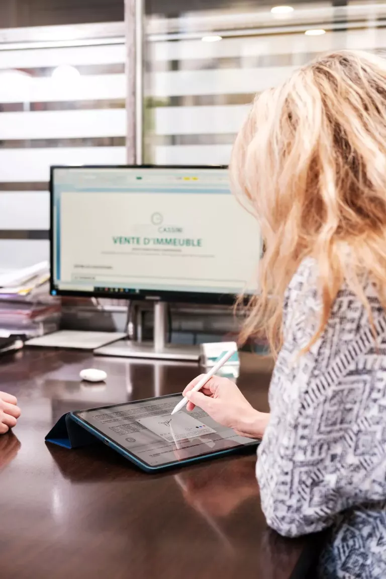 Photo d'une personne qui signe un contrat sur un bureau