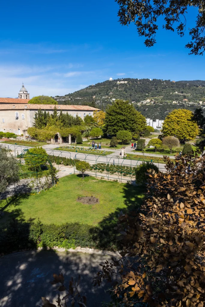 Jardins en pente et bâtiments sur la colline de Cimiez