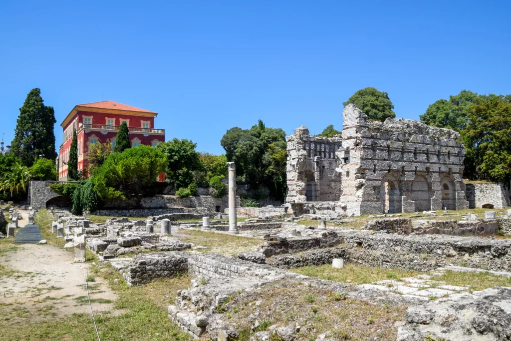 Vestiges archéologiques dans un parc à Cimiez