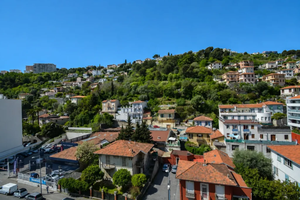 Habitations sur une colline verdoyante à Magnan et Madeleine
