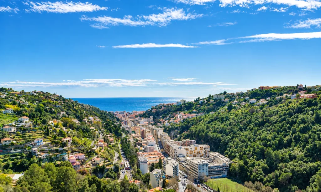 Panorama de la vallée de Magnan débouchant sur la mer
