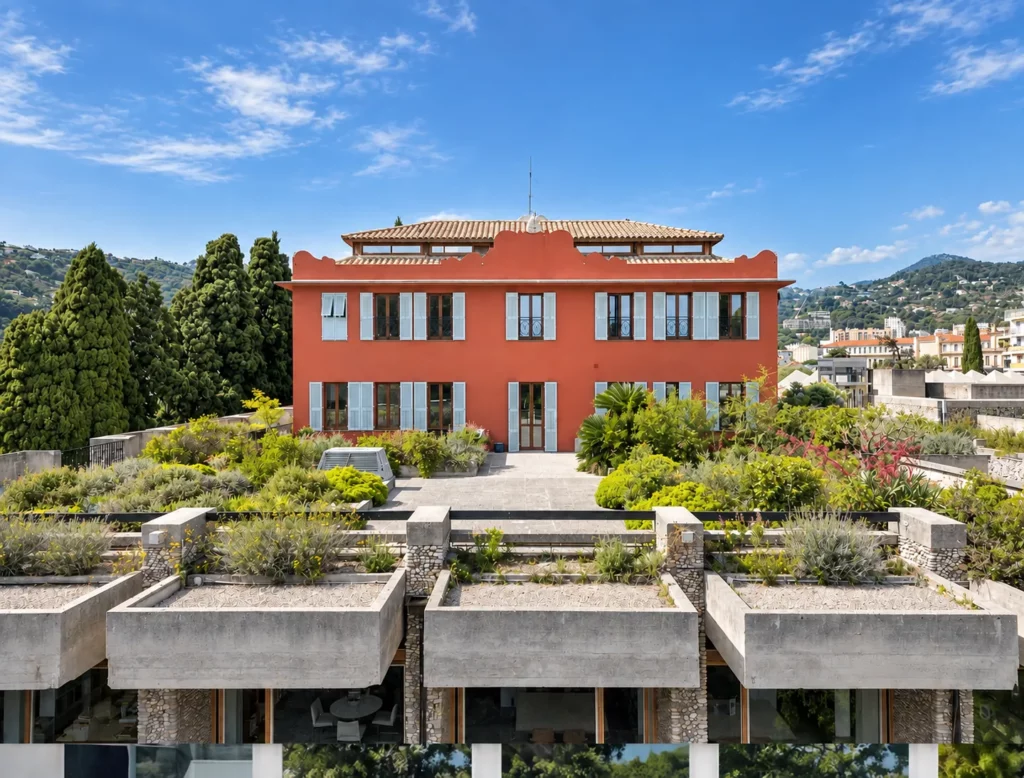 Bâtiment rouge et jardins en terrasses dans les collines de Nice Nord